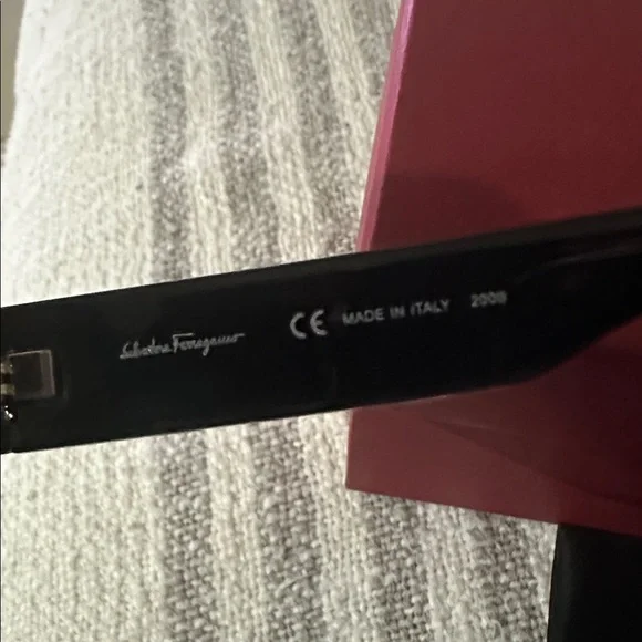 Salvatore Ferragamo Black Oversized Sunglasses - Picture 10 of 10